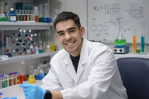 Adolfo, profesor de Química en Selectividad Academy